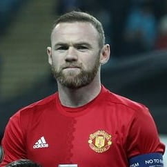 Nærbillede af Wayne Rooney i spilleruniform på fodbodbanen.