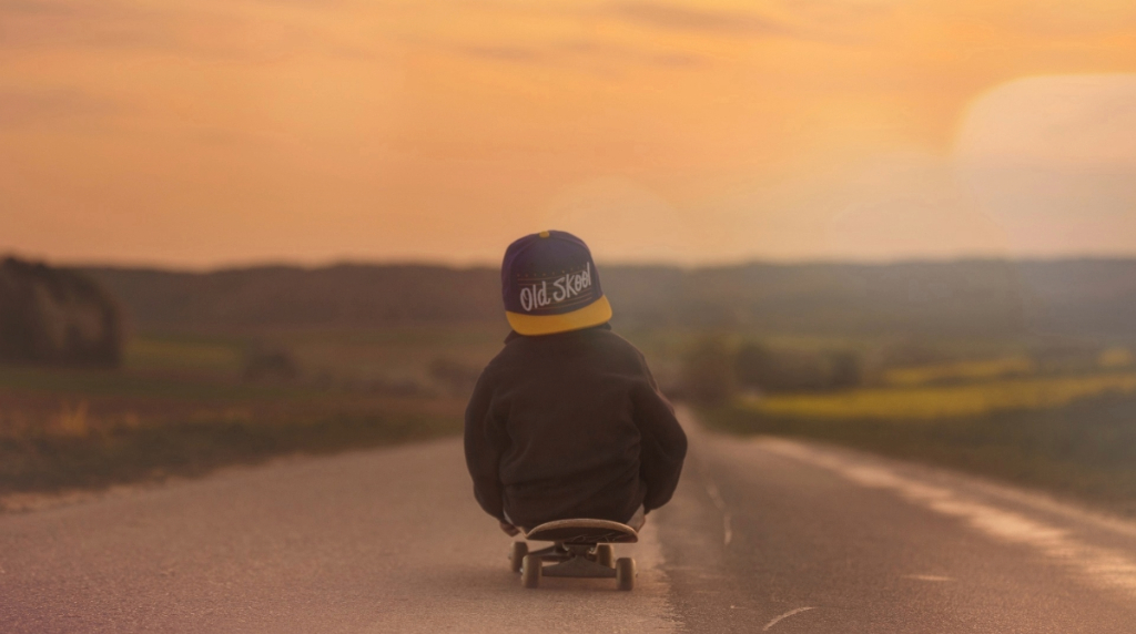 Et barn på et skateboard