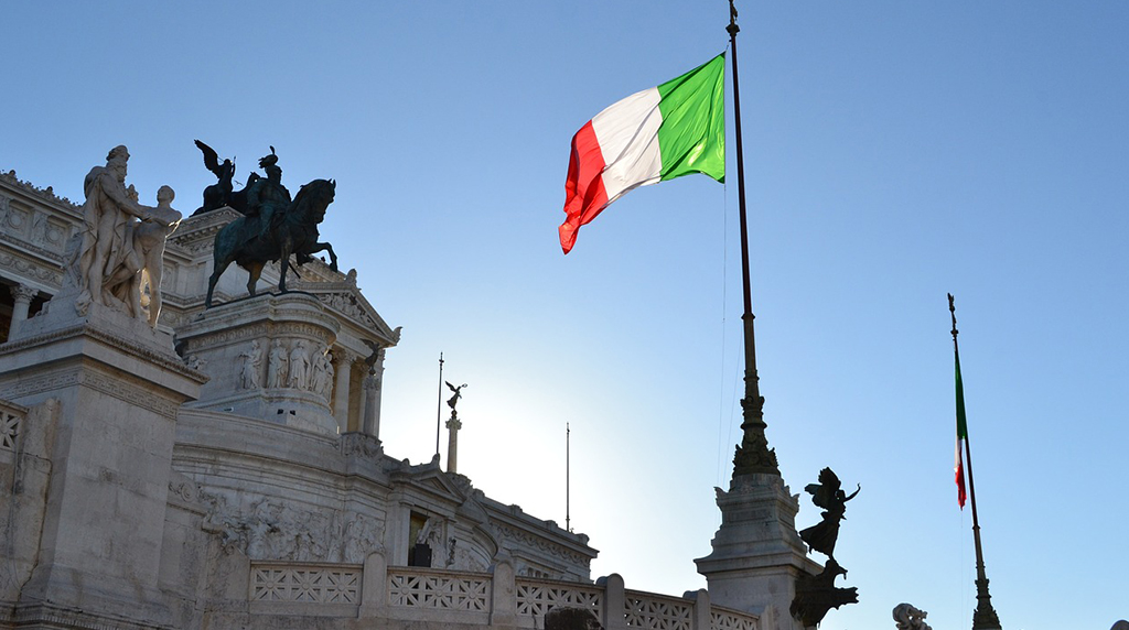 Vista panoramica bandiera italiana in fronte al monumento Vittoriano