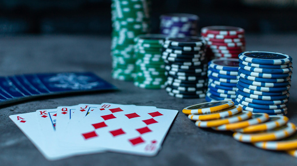 Poker con fiches e scala reale di picche