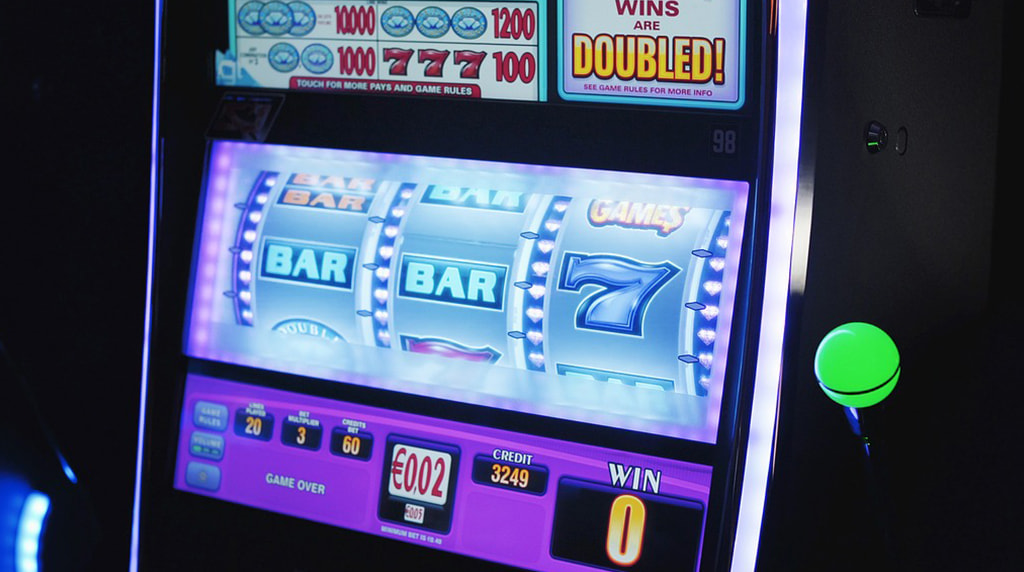 Slot machine elettronica con rulli luminosi e display di gioco