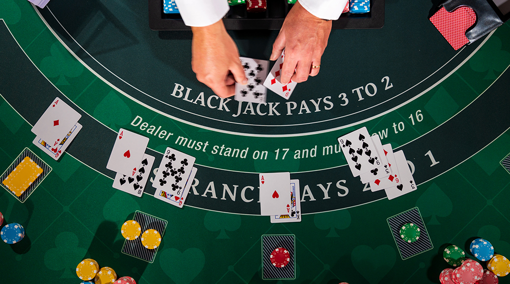 Live casinospel, man deelt kaarten uit op blackjack tafel aan spelers