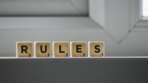 Scrabbelstenen met de tekst “rules”