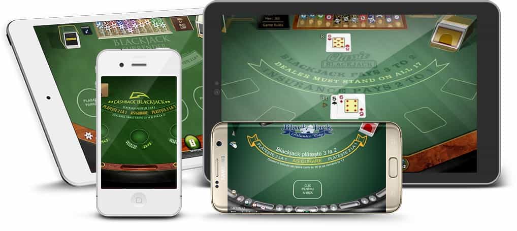 Mai multe dispozitive mobile, inclusiv smartphone-uri și tablete care prezintă jocuri de blackjack.