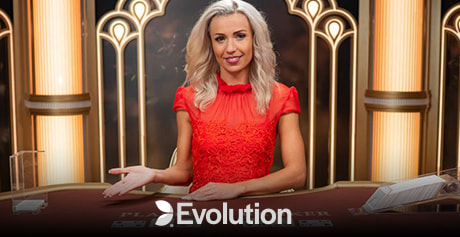 Un dealer de la masă de blackjack live Evolution