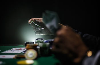 Mâinile și cărțile unui jucător de poker