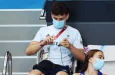 Tom Daley knitting while watching Olympic diving competition.