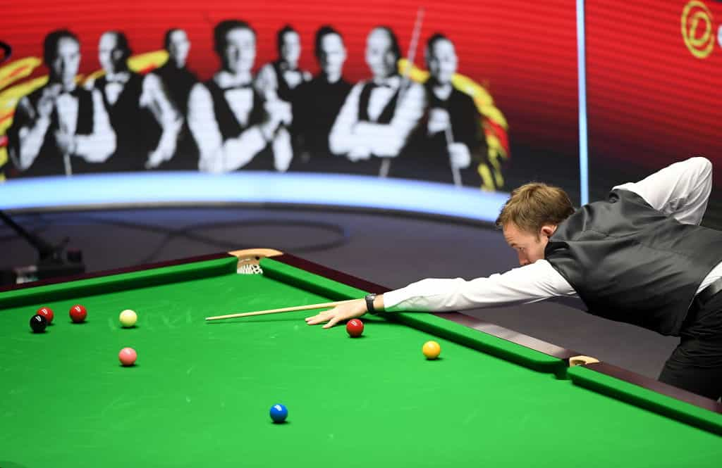 Ali Carter taking a shot at the 2020 Masters.