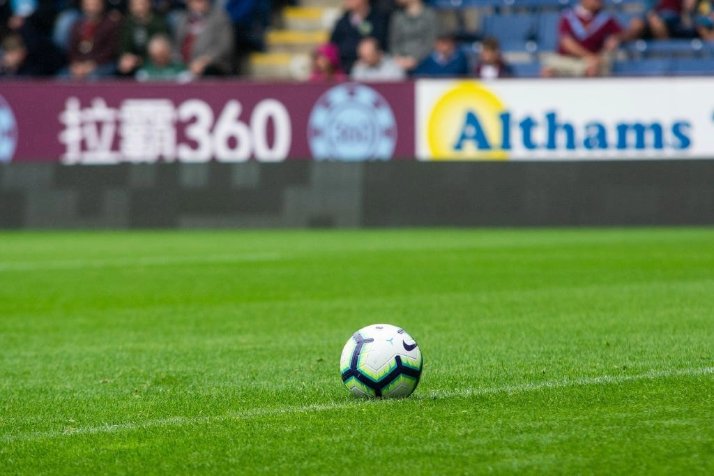 An image showing a Premier League football match.