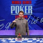 Simone Andrian shows off his 2024 WSOPE winner’s bracelet.