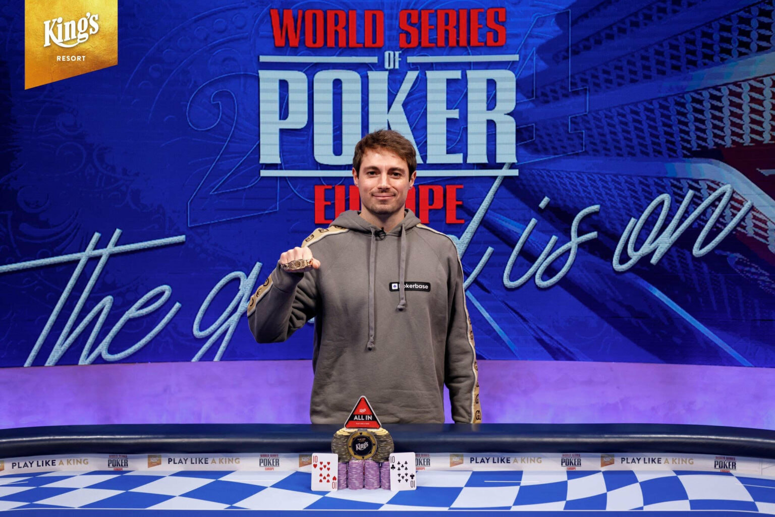 Simone Andrian shows off his 2024 WSOPE winner’s bracelet.