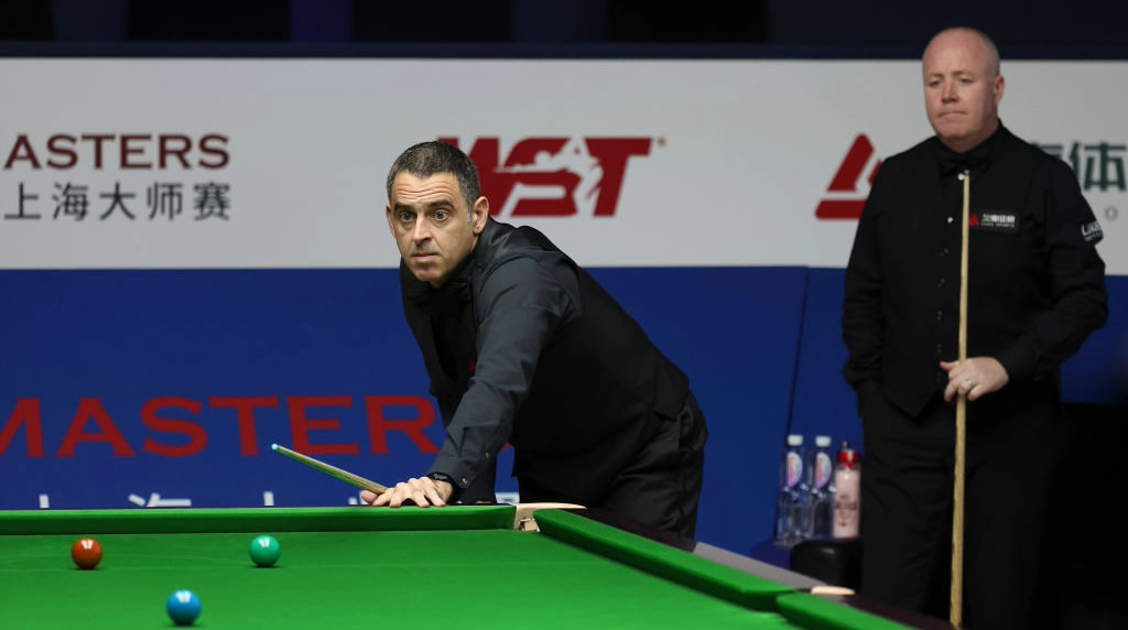 Ronnie O'Sullivan and John Higgins in action at the 2023 Shanghai Masters